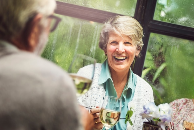 Rencontre de groupe de retraite senior avec concept de bonheur