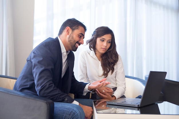 Rencontre d'un jeune couple d'affaires avec des appareils technologiques