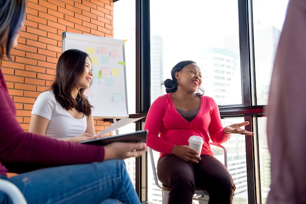 Rencontre occasionnelle de femmes multiethniques dans le cadre d&#39;un projet social