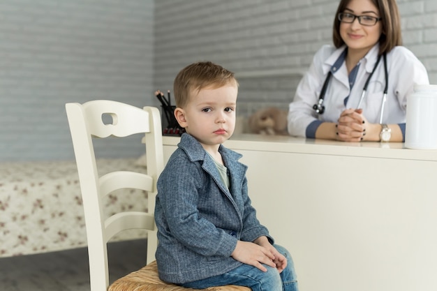 Rencontre Pédiatre Avec Enfant à L'hôpital