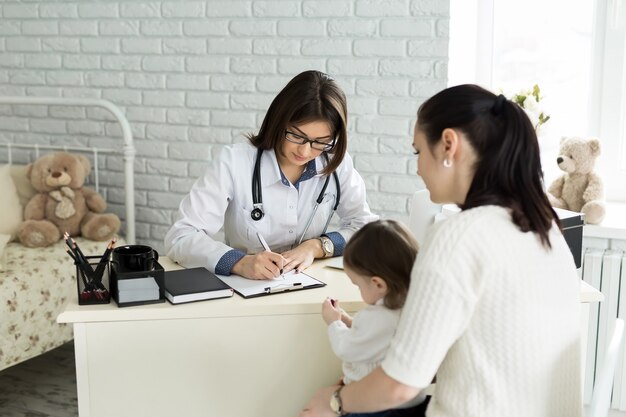 Rencontre pédiatre avec mère et enfant à l'hôpital