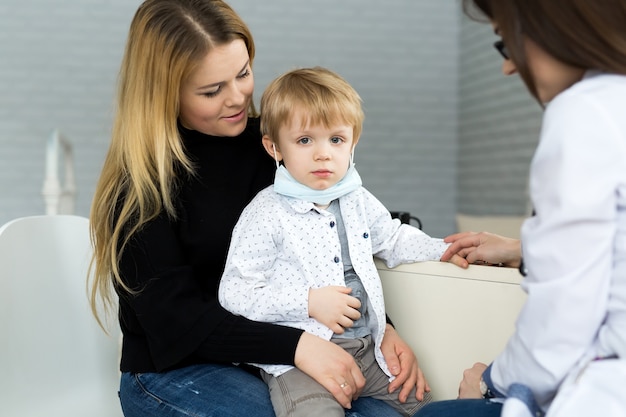 Rencontre pédiatre avec mère et enfant