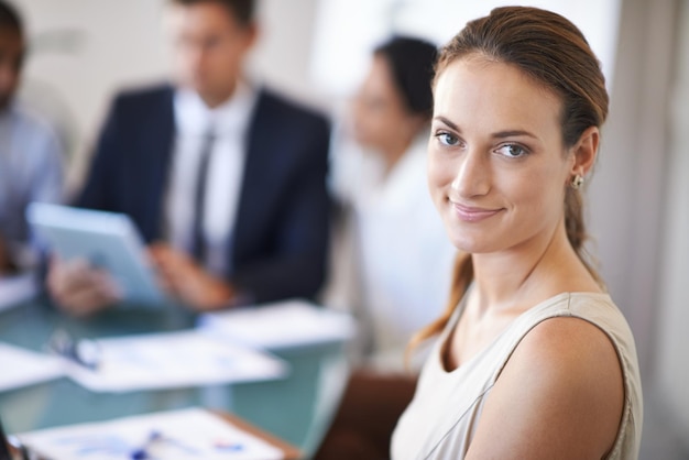 Rencontre portrait et femme d'affaires au bureau avec sourire confiance et opportunité à l'atelier b2b avec des statistiques collaboration d'équipe et visage heureux de la femme dans la salle de conférence pour le plan d'affaires
