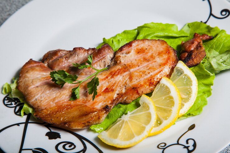Photo rencontre avec salade et citron sur assiette blanche