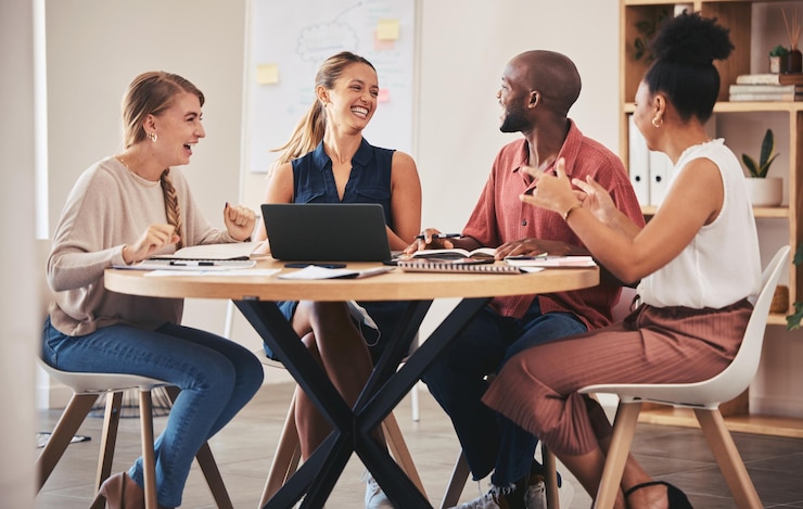 Photo rencontre avec le travail d'équipe de collaboration et la planification de l'équipe marketing travaillant dans les médias sociaux et la création de contenu soutenir la stratégie et la communication en tant que startup business people carte mentale nouvelle idée