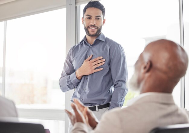 Rencontrer des applaudissements et un homme d'affaires avec le sourire lors de la présentation du projet de proposition pour la croissance et le développement Pitch d'investissement réussi et idées au bureau avec le patron pour gagner des objectifs dans le bureau de démarrage