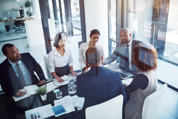 Photo rencontrer des clients et planifier avec des gens d'affaires au bureau pour la stratégie d'entreprise et le travail d'équipe soutenir la collaboration et la gestion de projet avec les employés dans la salle de conférence pour l'atelier et la solution