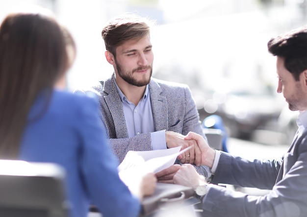 Rencontrer des collègues de travail à la table du concept d'entreprise de café de la ville