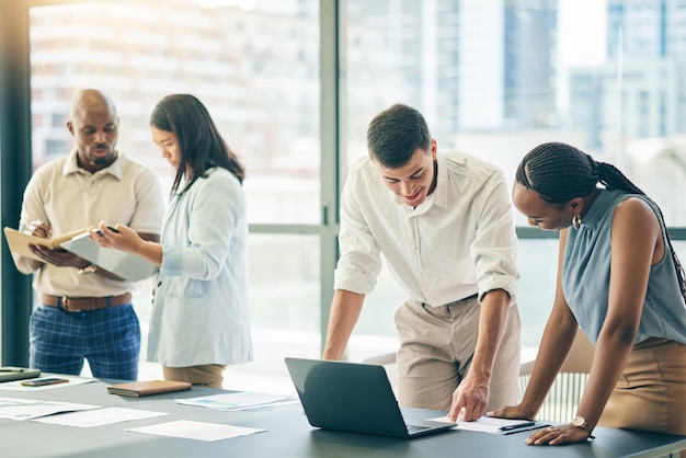 Rencontrer des gens d'affaires avec un ordinateur portable et des documents pour la motivation et la collaboration en atelier Travail d'équipe hommes et femmes au bureau avec des documents informatiques et brainstorming en formation