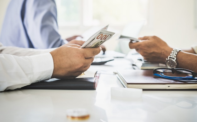 Rencontrer des gens avec des plans de construction de travail d&#39;équipe architecte