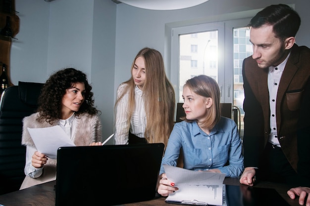 rencontrer de jeunes gens d'affaires au bureau discussion sur le démarrage du projet