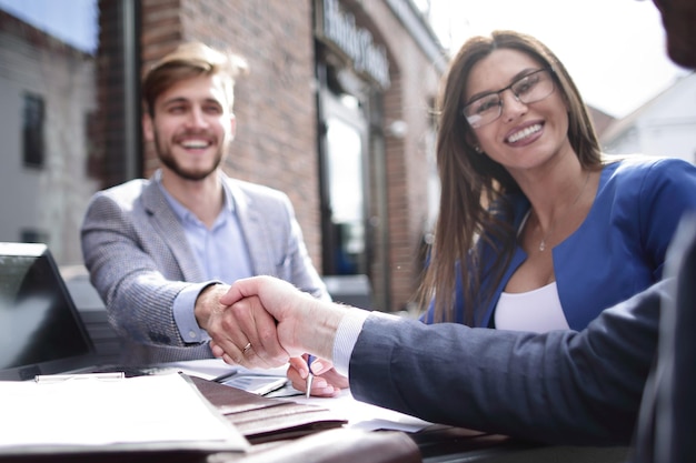 Rencontrer des partenaires commerciaux au café de la rue de la table