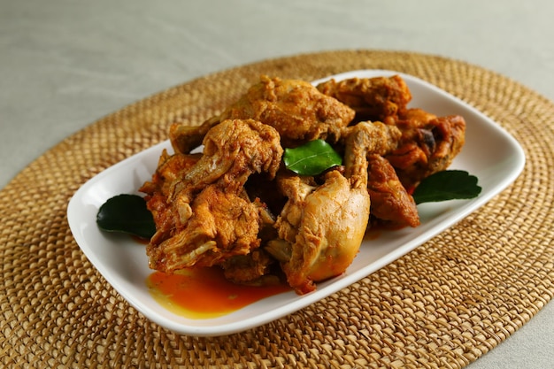 Rendang Ayam ou Chicken Rendang est un aliment traditionnel indonésien de Padang West Sumatra