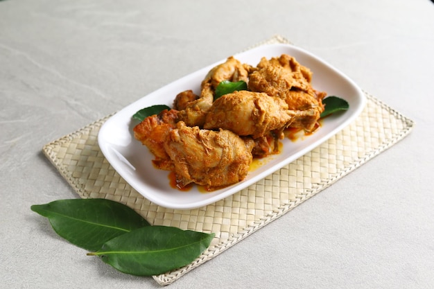 Rendang Ayam ou Chicken Rendang est un aliment traditionnel indonésien de Padang West Sumatra