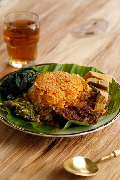 Rendang Nasi Padang Célèbre cuisine traditionnelle d'Indonésie Riz servi avec des feuilles de manioc bouillies au curry de bœuf Rendang