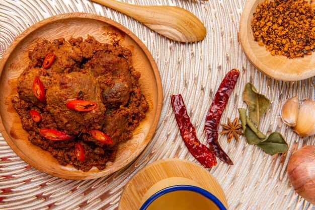 Rendang Porc ou Rendang babi Le Rendang babi est souvent décrit comme un plat de viande riche qui a été cuit lentement et braisé dans un lait de coco assaisonné d'un mélange d'herbes et d'épices