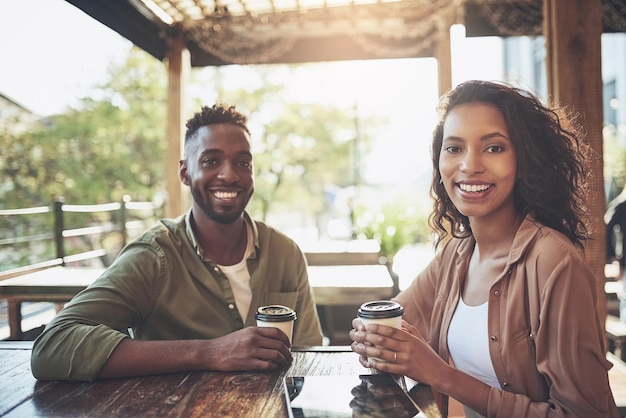 Les rendez-vous au café sont toujours une bonne idée Photo recadrée d'un jeune couple dans un café