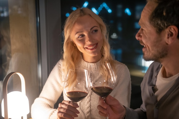 Le rendez-vous romantique d'un beau couple