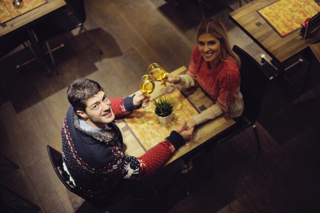 rendez-vous romantique en soirée au restaurant heureux jeune couple avec thé et gâteau en verre de vin