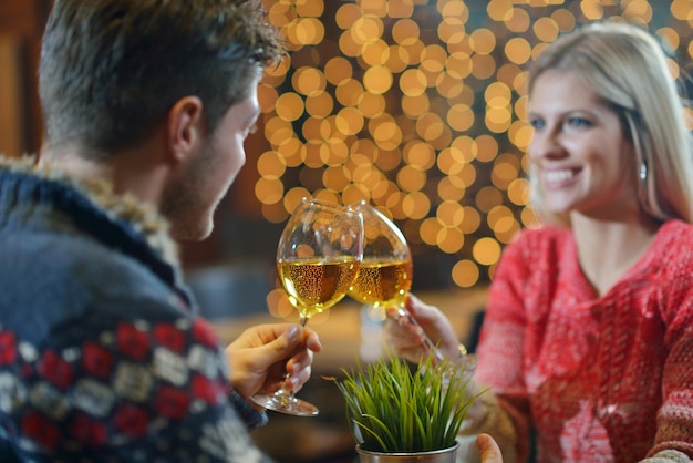 rendez-vous romantique en soirée au restaurant heureux jeune couple avec thé et gâteau en verre de vin