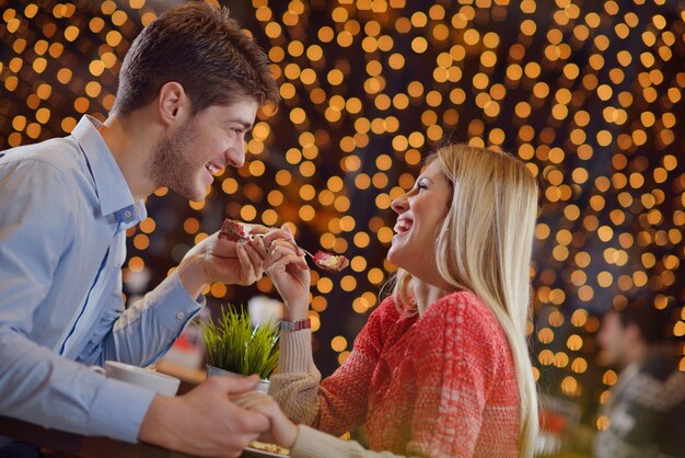 rendez-vous romantique en soirée au restaurant heureux jeune couple avec thé et gâteau en verre de vin