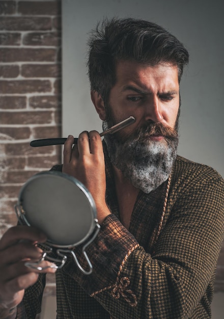 Rendre la coupe de cheveux parfaite dans le salon de coiffure coupes fines coiffeur professionnel à l'intérieur du salon de coiffure