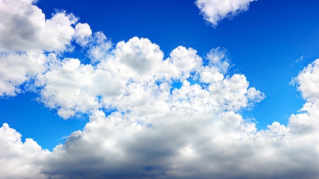 Rendu 3D incroyable fond de ciel bleu avec des nuages beauté clair nuageux au soleil hiver calme et lumineux