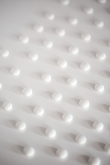 Rendu 3D de pilules blanches avec des ombres
