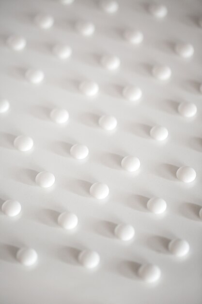 Rendu 3D de pilules blanches avec des ombres