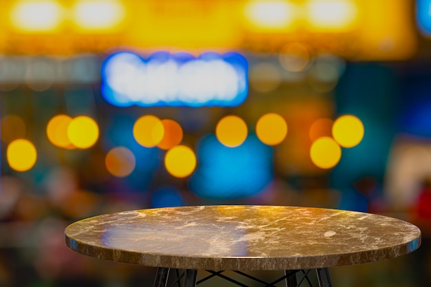 Rendu 3D, table en marbre vide pour l'affichage des produits devant le restaurant, bar de nuit ou boîte de nuit, espace de copie vide pour la fête, bannières de médias sociaux de promotion, affiches