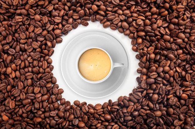 rendu 3d tasse de café sur les grains de café
