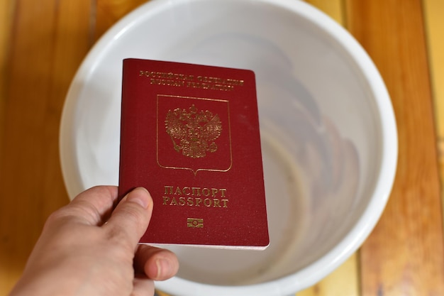 Renonciation à l'interdiction de voyager à la citoyenneté russe Passeport russe dans la poubelle