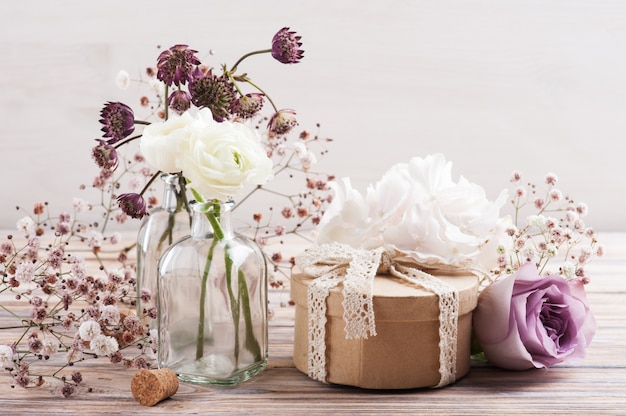 Renoncule blanche et fleurs d'hortensia