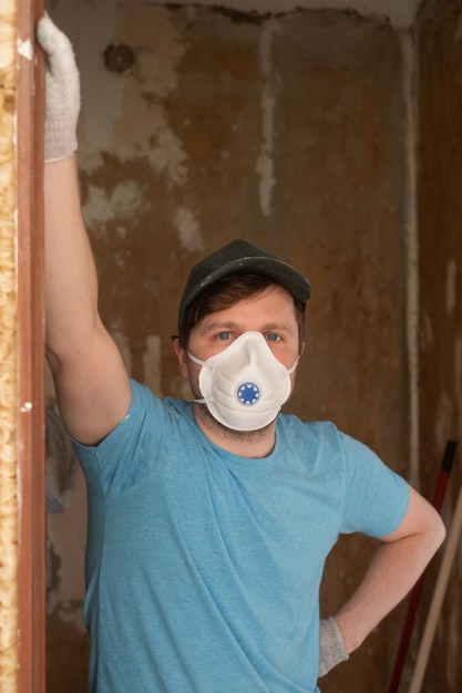 Rénovation d'appartement Jeune constructeur masculin dans un respirateur protecteur