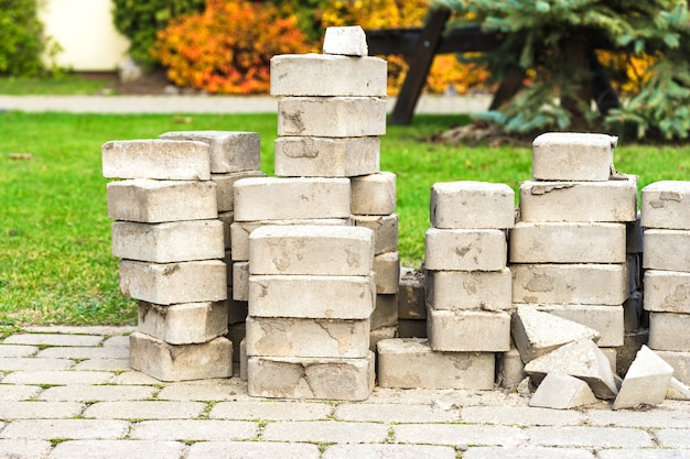 Rénovation des briques de trottoir et des dalles de pavage sur la rue.