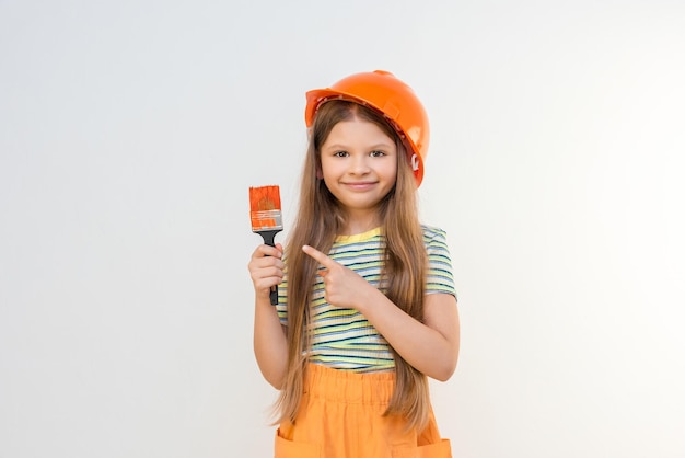 Rénovation dans la chambre des enfants Une petite fille va peindre les murs de la chambre