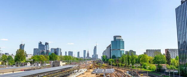 Rénovation du chemin de fer à Varsovie avec vue sur la ville Pologne