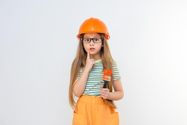 Rénovation intérieure. Une petite fille envisage une rénovation prochaine dans un nouvel appartement.