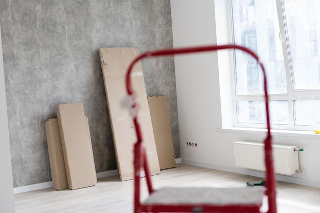 Rénovation de la maison dans une salle pleine d'outils de peinture