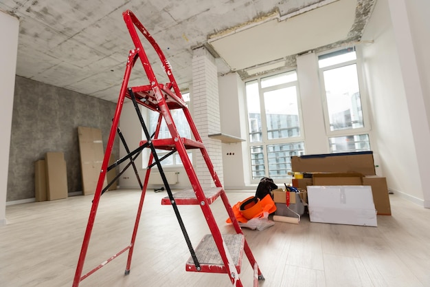 Rénovation de la maison dans une salle pleine d'outils de peinture