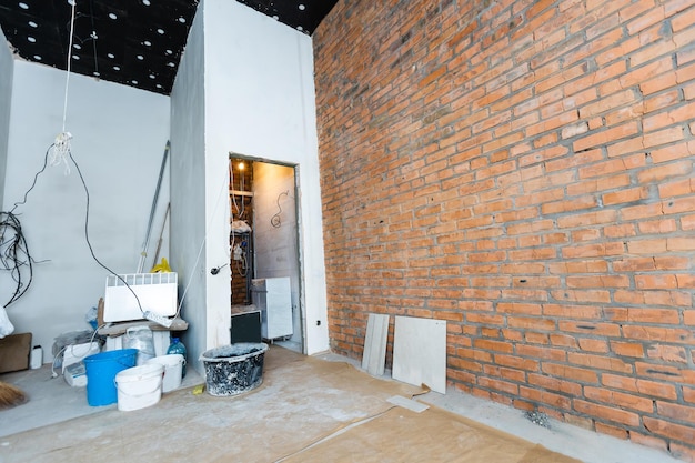 Rénovation de la maison dans une salle pleine d'outils de peinture