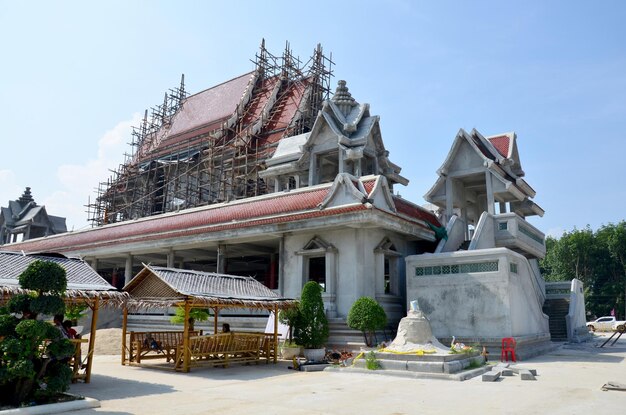 Rénover l'église de Wat Chedi Guman AiKhai Novice Moine Sichon le 20 septembre 2015 à Nakhon Si Thammarat Thaïlande
