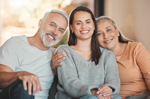 Rentrez chez vous et aimez votre famille. Plan d'une femme assise sur un canapé avec son parent.