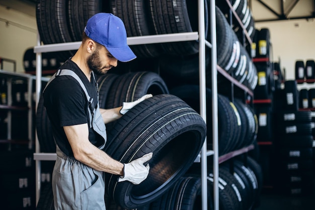 Réparateur au service de voiture changeant les pneus