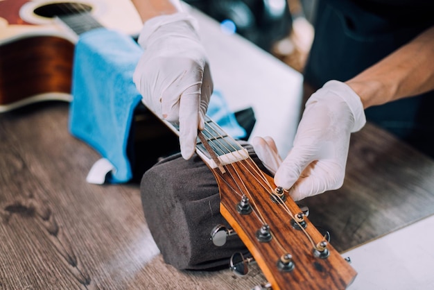 Réparateur de guitare acoustique Fixation du manche de la guitare Gros plan