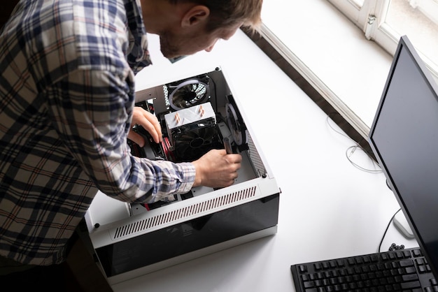 Un réparateur spécialiste de la fixation et de l'assemblage de l'ordinateur pc dans le centre de service