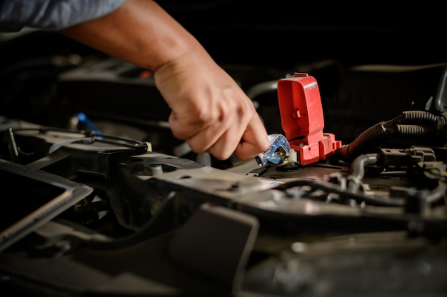 Réparateur de voiture mécanicien automobile travaillant dans le garage