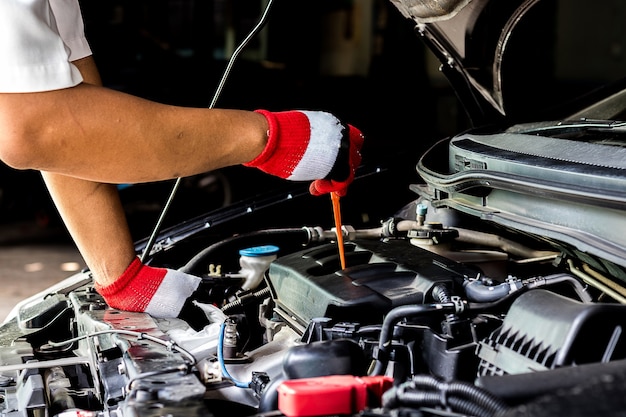 Les réparateurs automobiles vérifient l&#39;huile moteur.