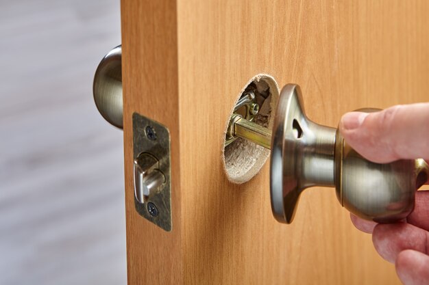 Installation D'une Poignée Avec Une Serrure À Loquet Pour Une Porte  Intérieure. Banque D'Images et Photos Libres De Droits. Image 161878559