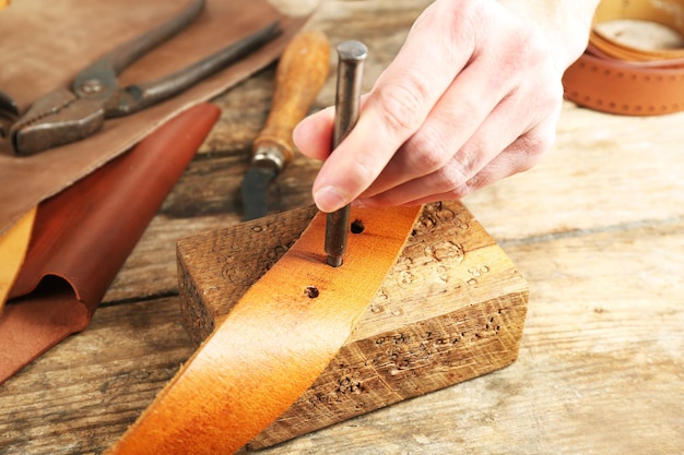 Réparation de ceinture en cuir en atelier